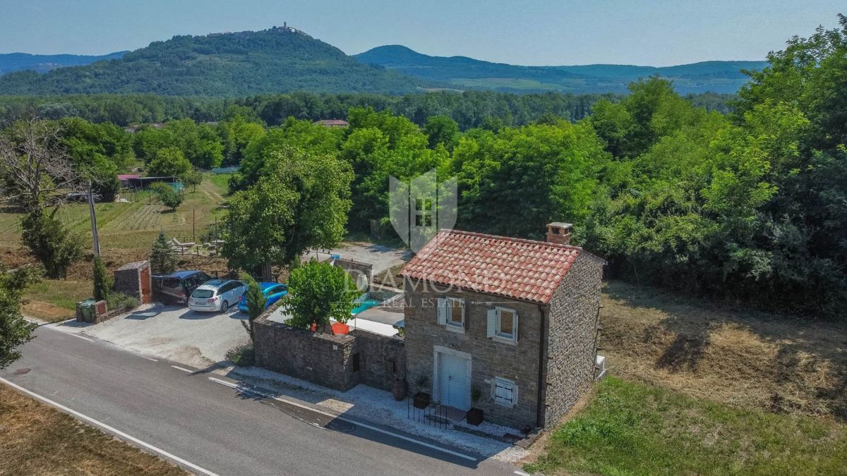 Oprtalj, Livade, edinstvena hiša s pogledom na Motovun