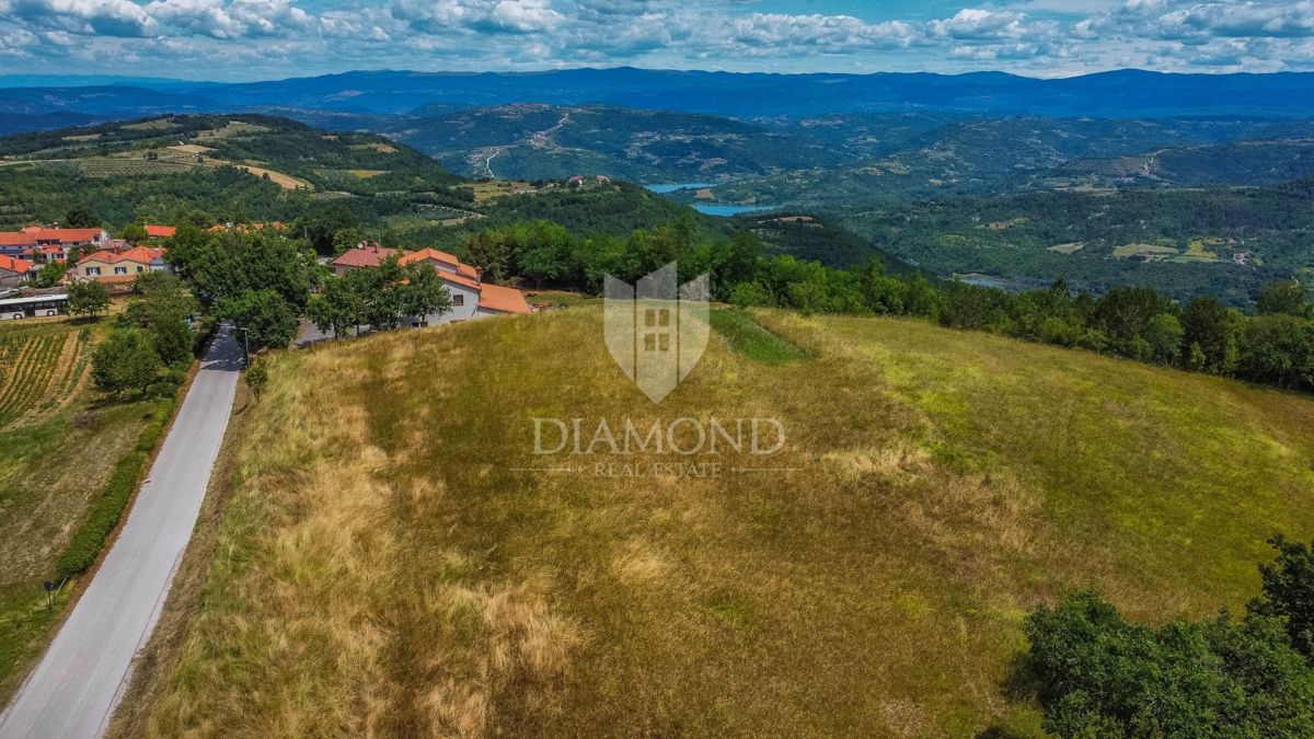 Osrednja Istra, zemljišče 3.874 m² z gradbenim dovoljenjem!