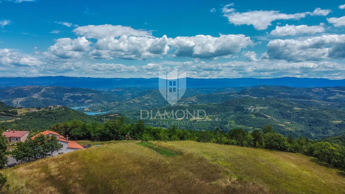 Osrednja Istra, zemljišče 3.874 m² z gradbenim dovoljenjem!