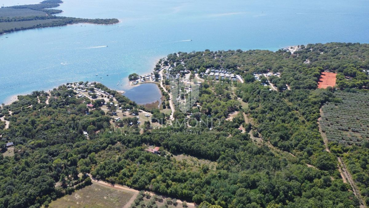 Poreč, okolica Zemljišče v turistični coni tik ob morju (T2, T3)