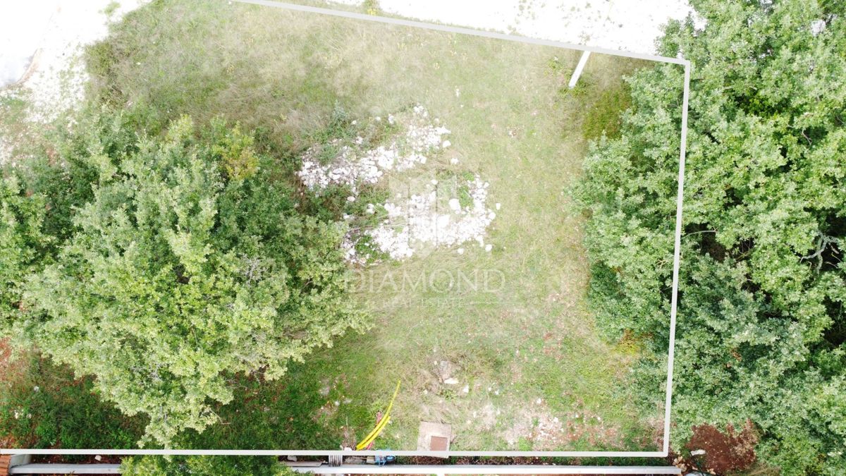 Sv. Lovreč – zemljišče 943 m² za gradnjo vile z bazenom