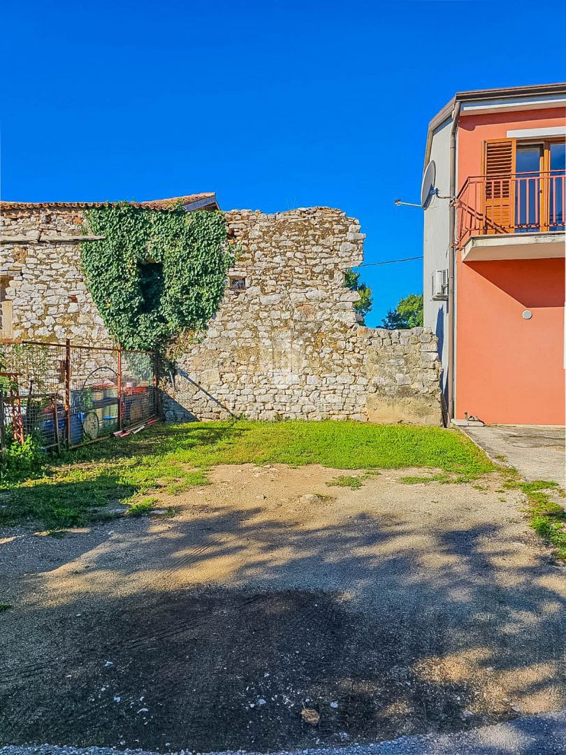 Umag, hiša z 2 apartmajema 500 metrov od morja!