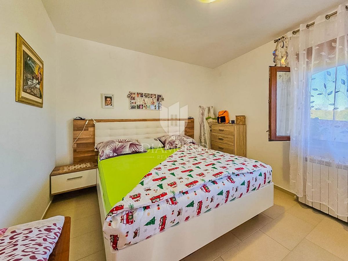Umag, hiša z 2 apartmajema 500 metrov od morja!