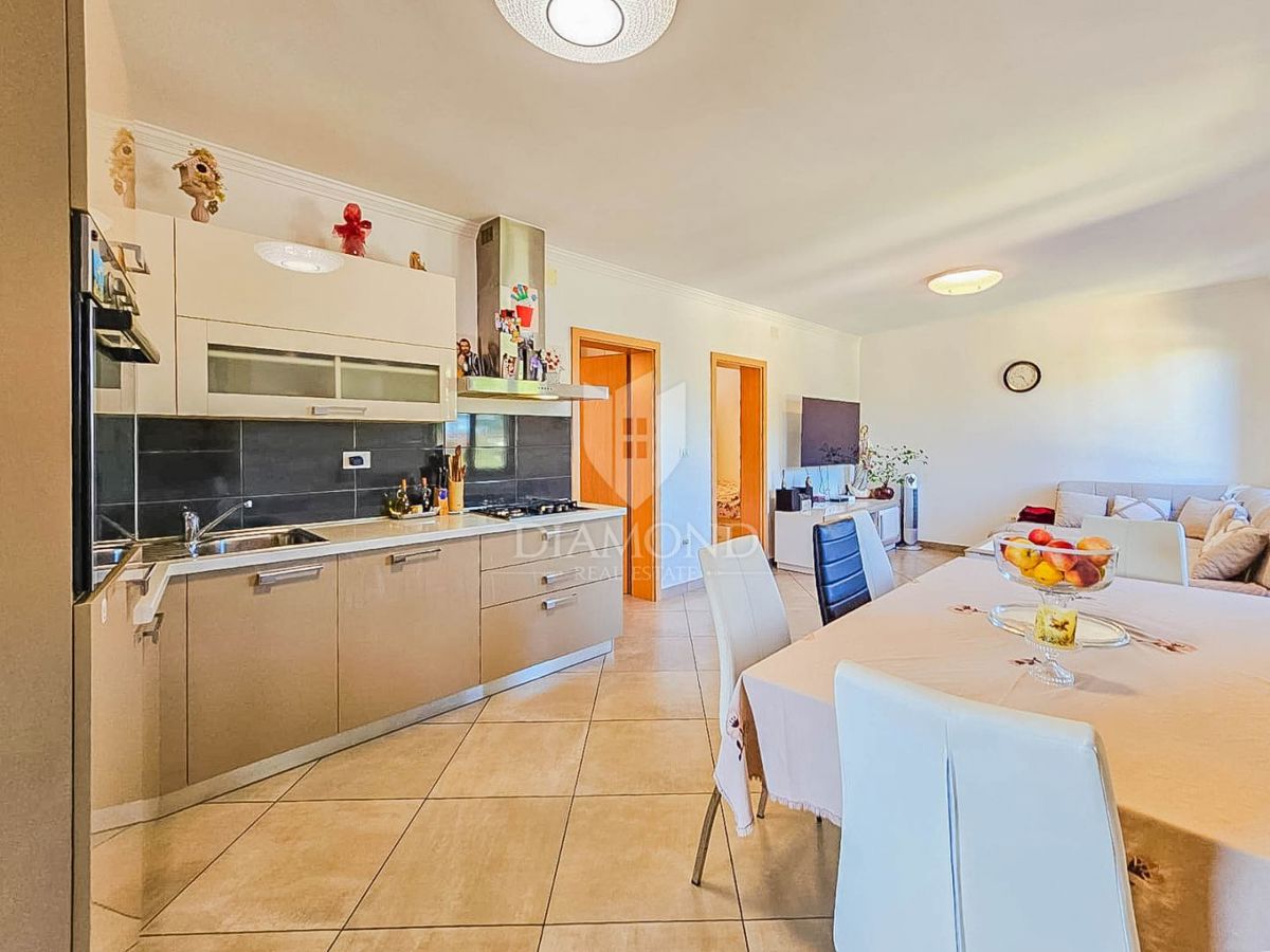 Umag, hiša z 2 apartmajema 500 metrov od morja!