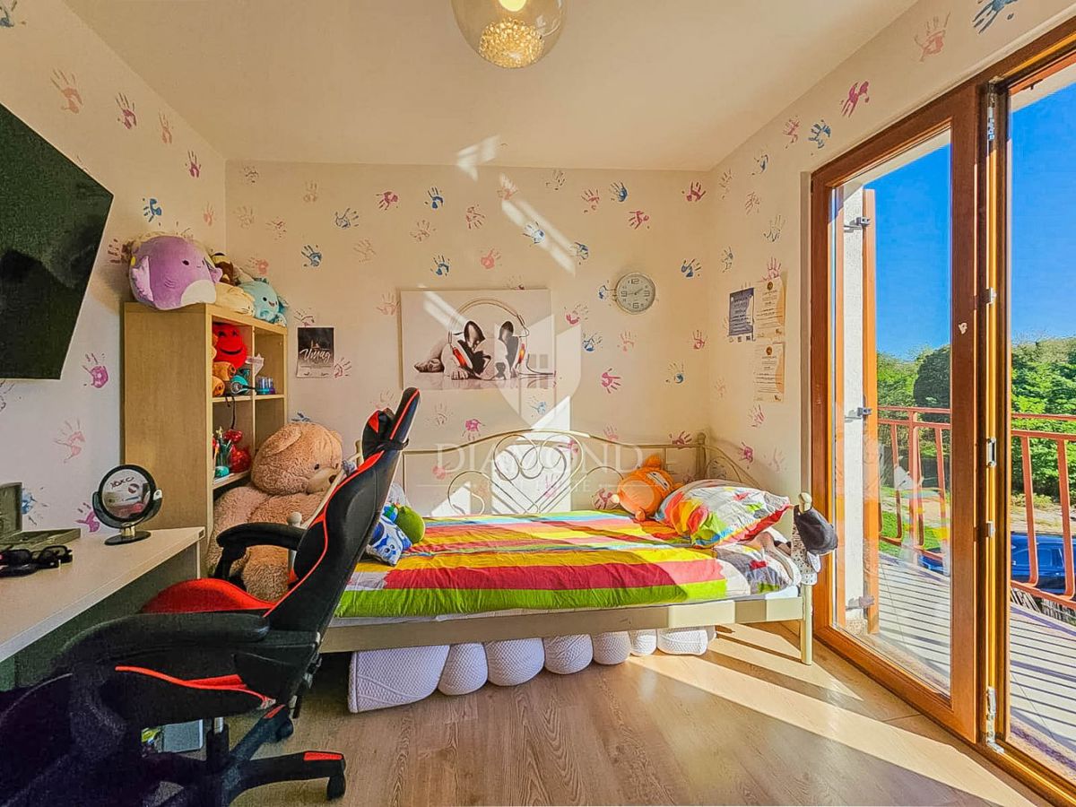 Umag, hiša z 2 apartmajema 500 metrov od morja!