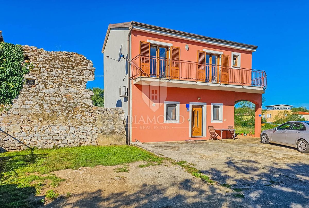 Umag, hiša z 2 apartmajema 500 metrov od morja!
