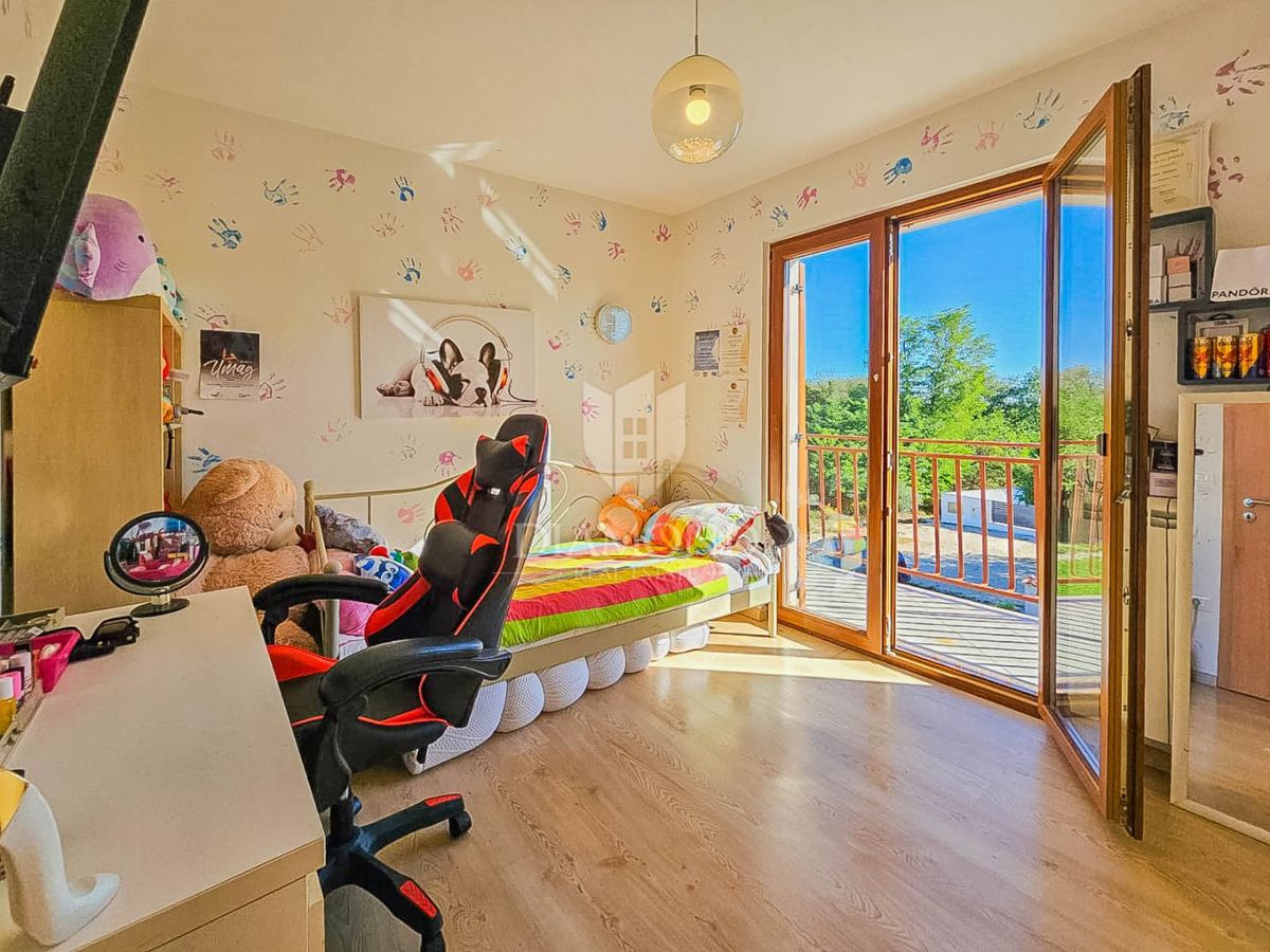 Umag, hiša z 2 apartmajema 500 metrov od morja!