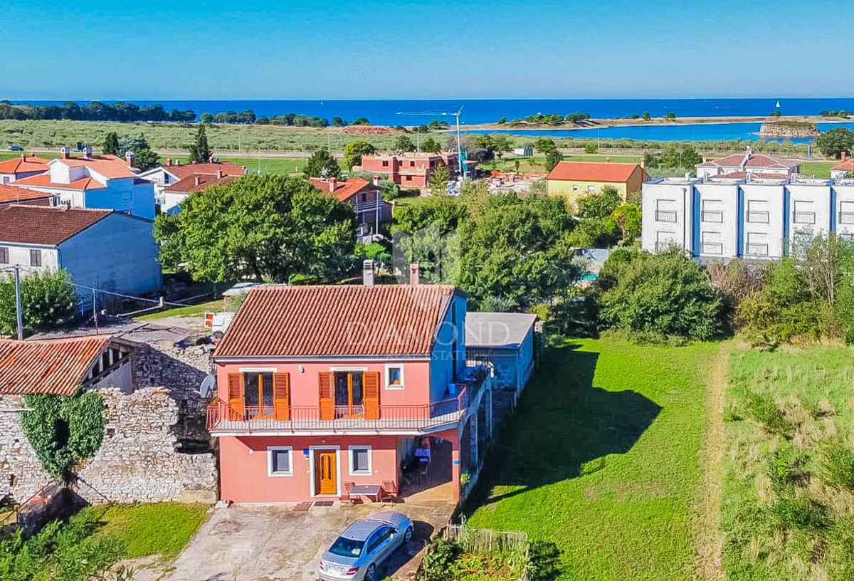 Umag, hiša z 2 apartmajema 500 metrov od morja!