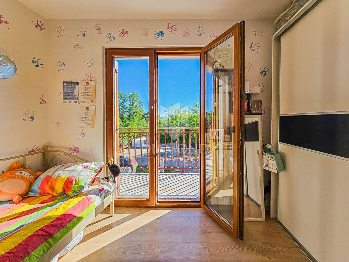 Umag, hiša z 2 apartmajema 500 metrov od morja!