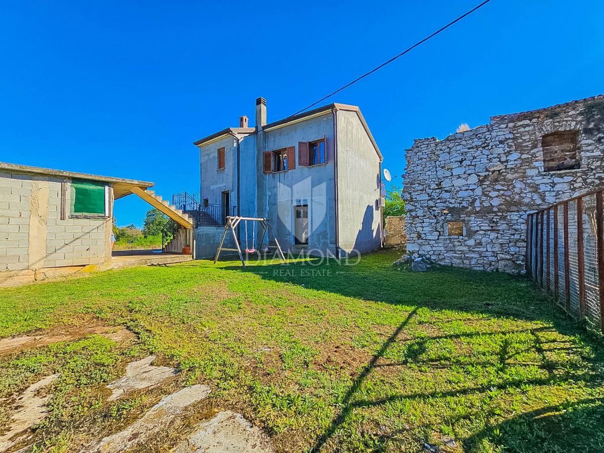 Umag, hiša z 2 apartmajema 500 metrov od morja!