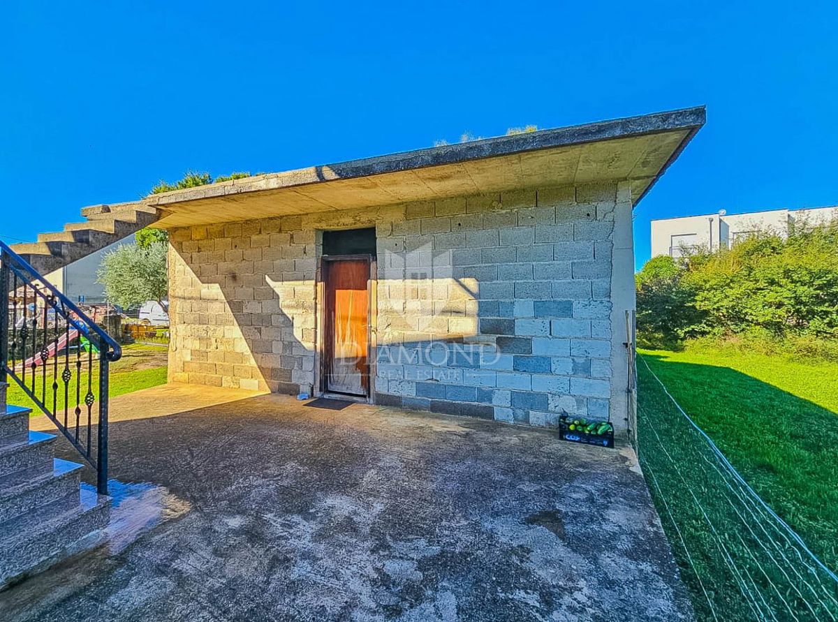 Umag, hiša z 2 apartmajema 500 metrov od morja!