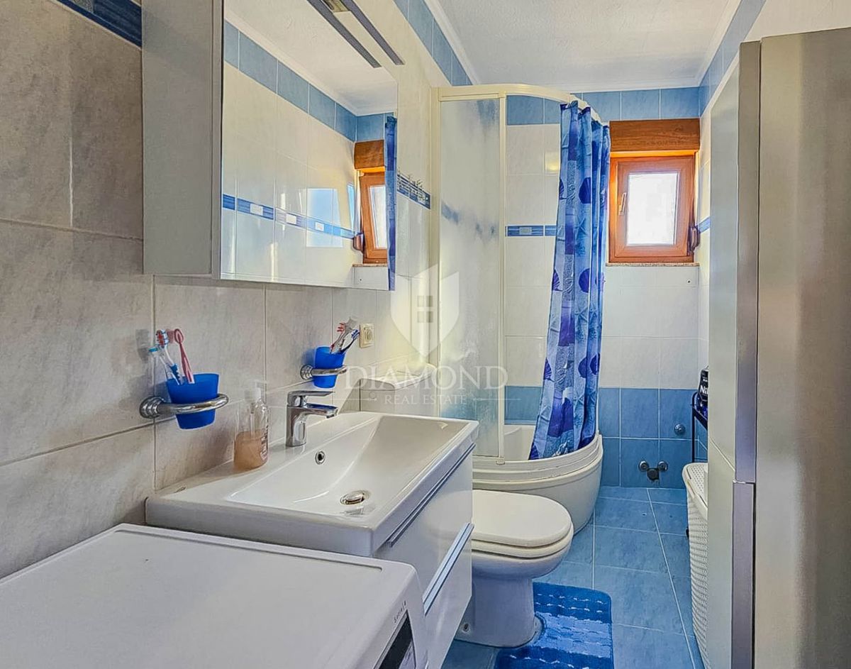 Umag, hiša z 2 apartmajema 500 metrov od morja!