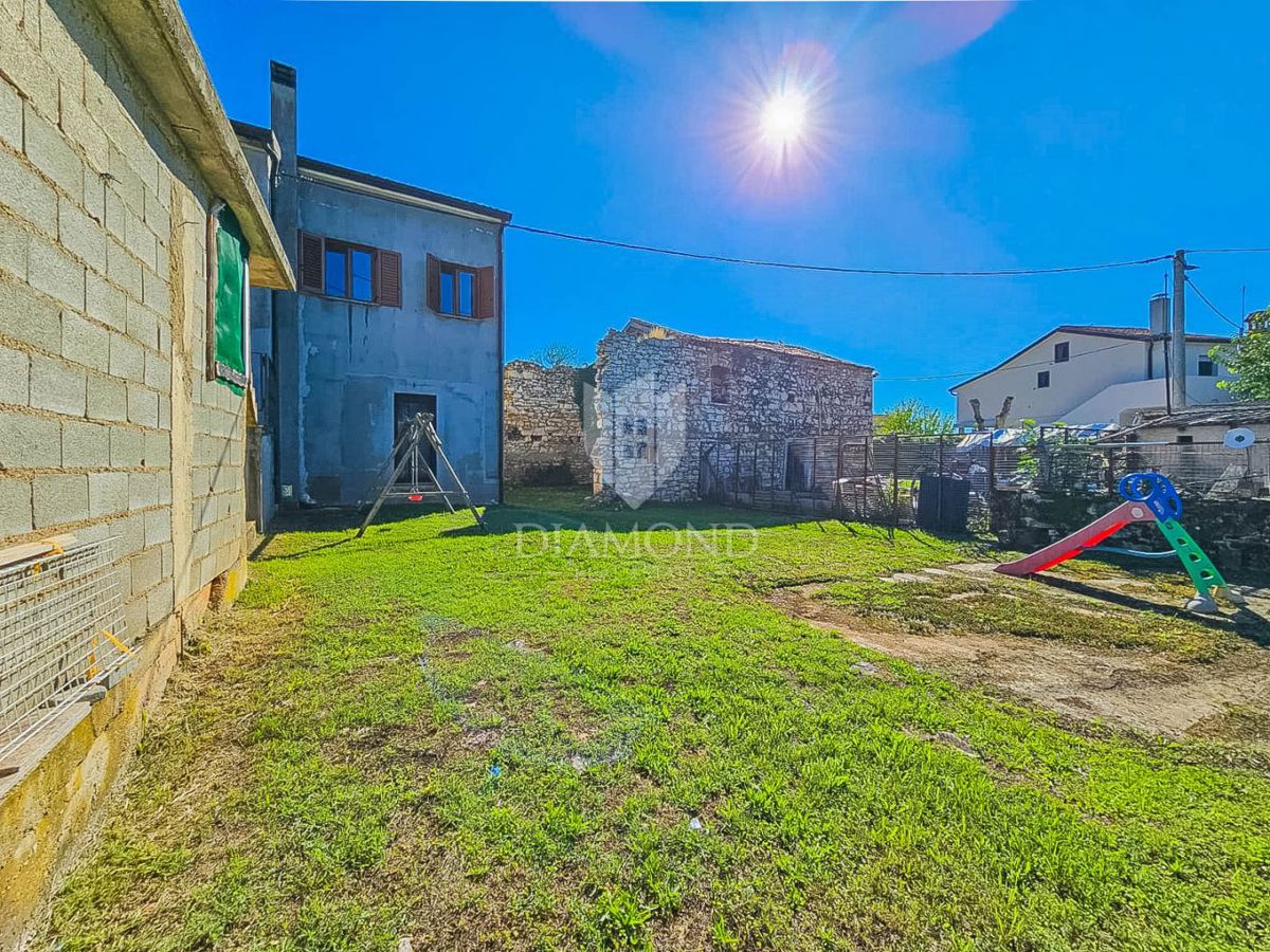 Umag, hiša z 2 apartmajema 500 metrov od morja!