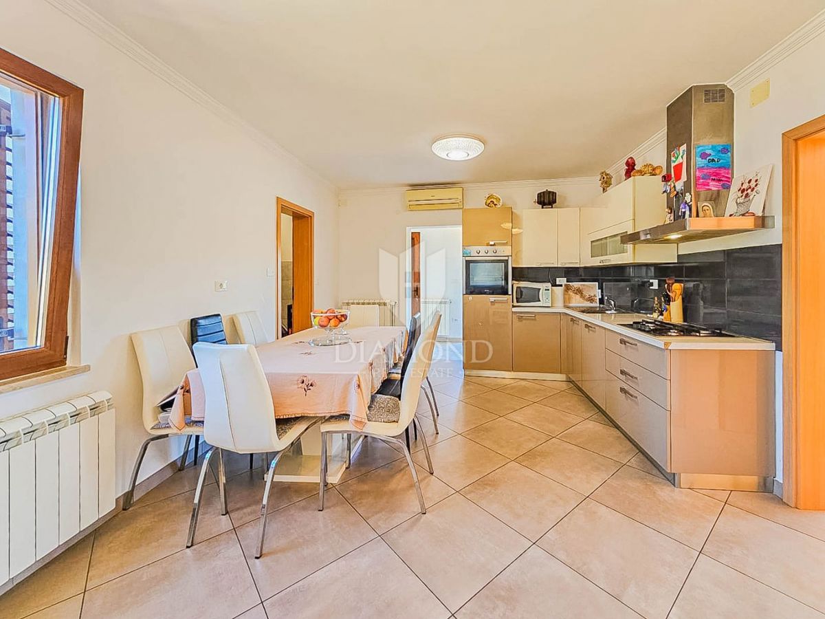 Umag, hiša z 2 apartmajema 500 metrov od morja!