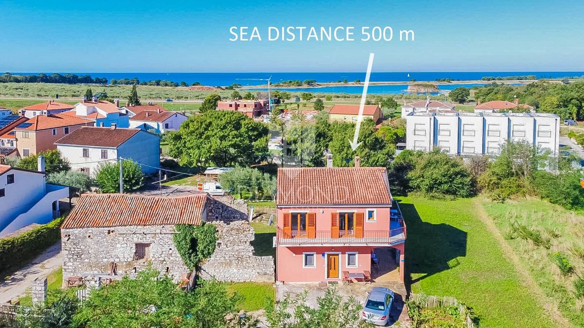 Umag, hiša z 2 apartmajema 500 metrov od morja!