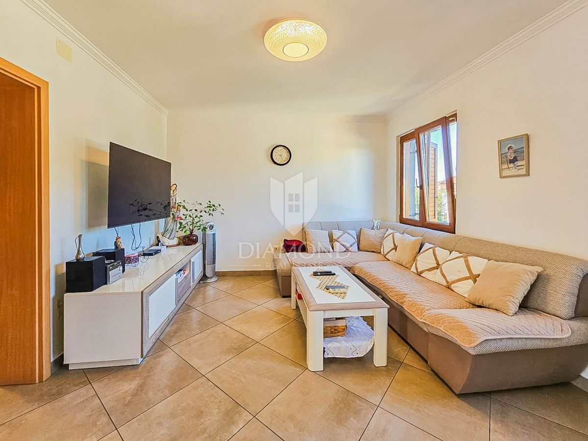 Umag, hiša z 2 apartmajema 500 metrov od morja!