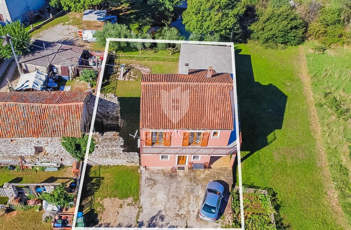 Umag, hiša z 2 apartmajema 500 metrov od morja!