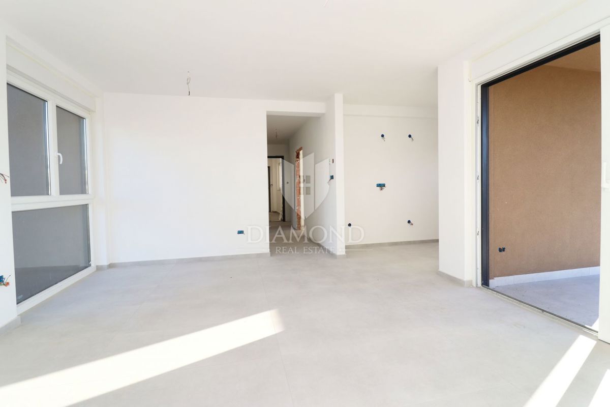 Poreč – novo zgrajeno stanovanje z vrtom