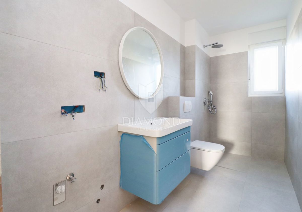 Poreč – novo zgrajeno stanovanje z vrtom