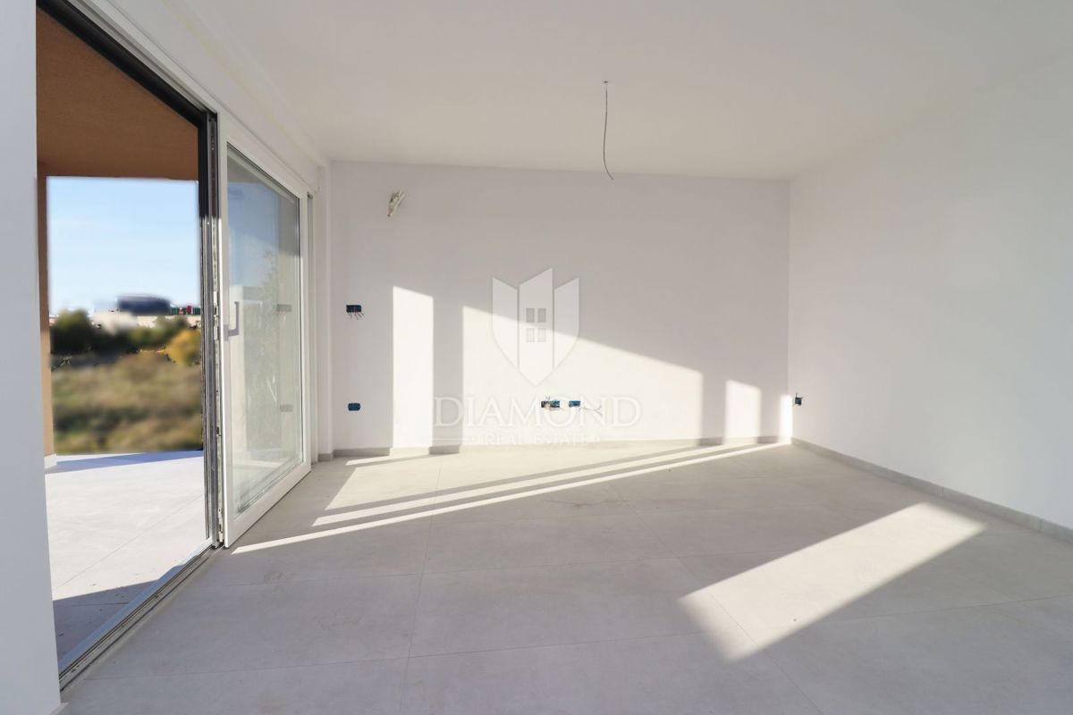 Poreč – novo zgrajeno stanovanje z vrtom