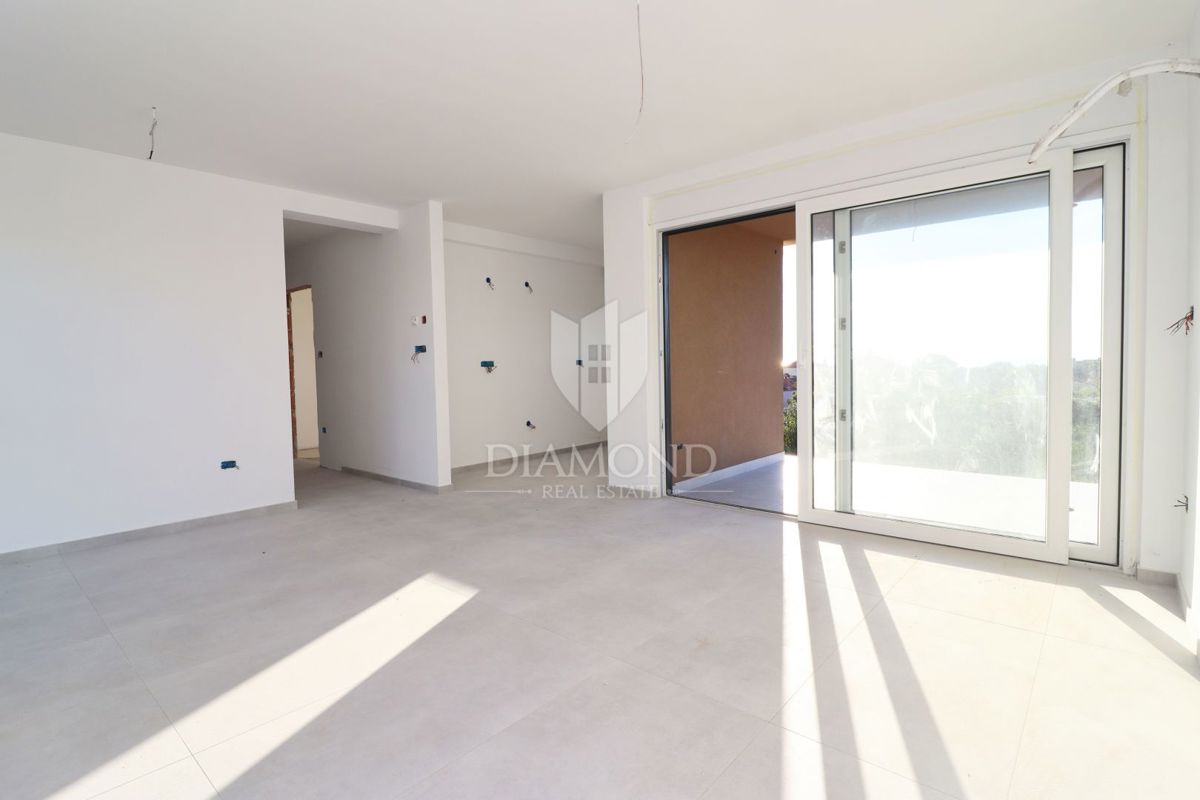 Poreč – novo zgrajeno stanovanje z vrtom