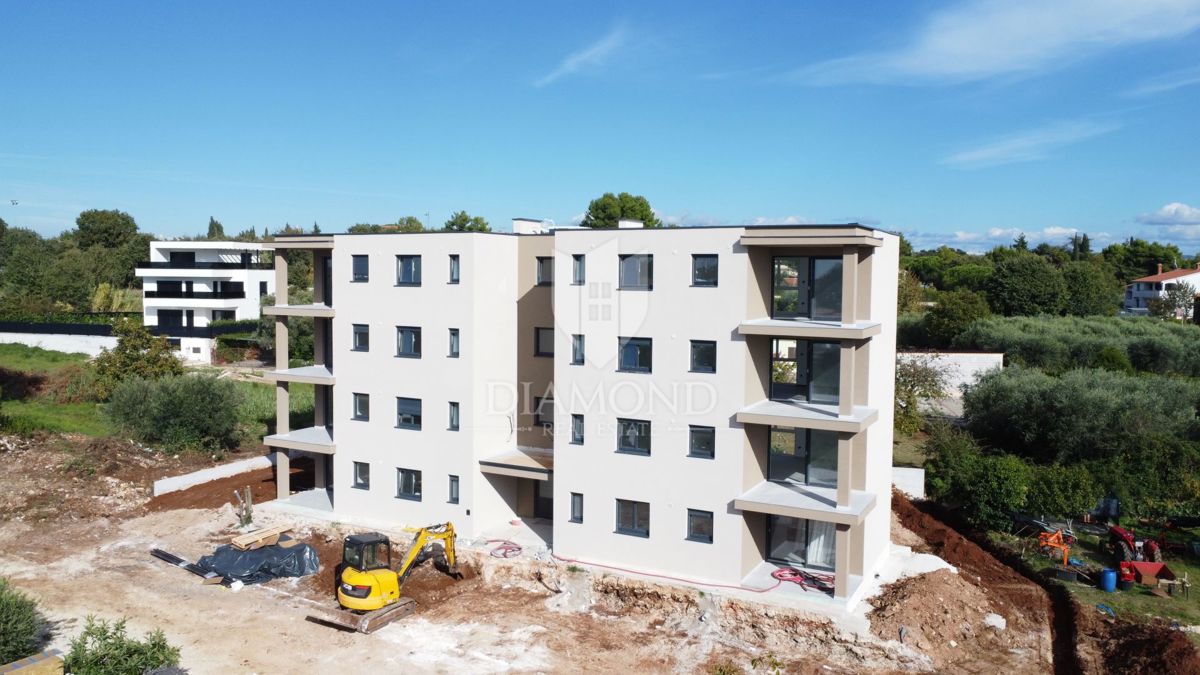 Poreč – novo zgrajeno stanovanje z vrtom