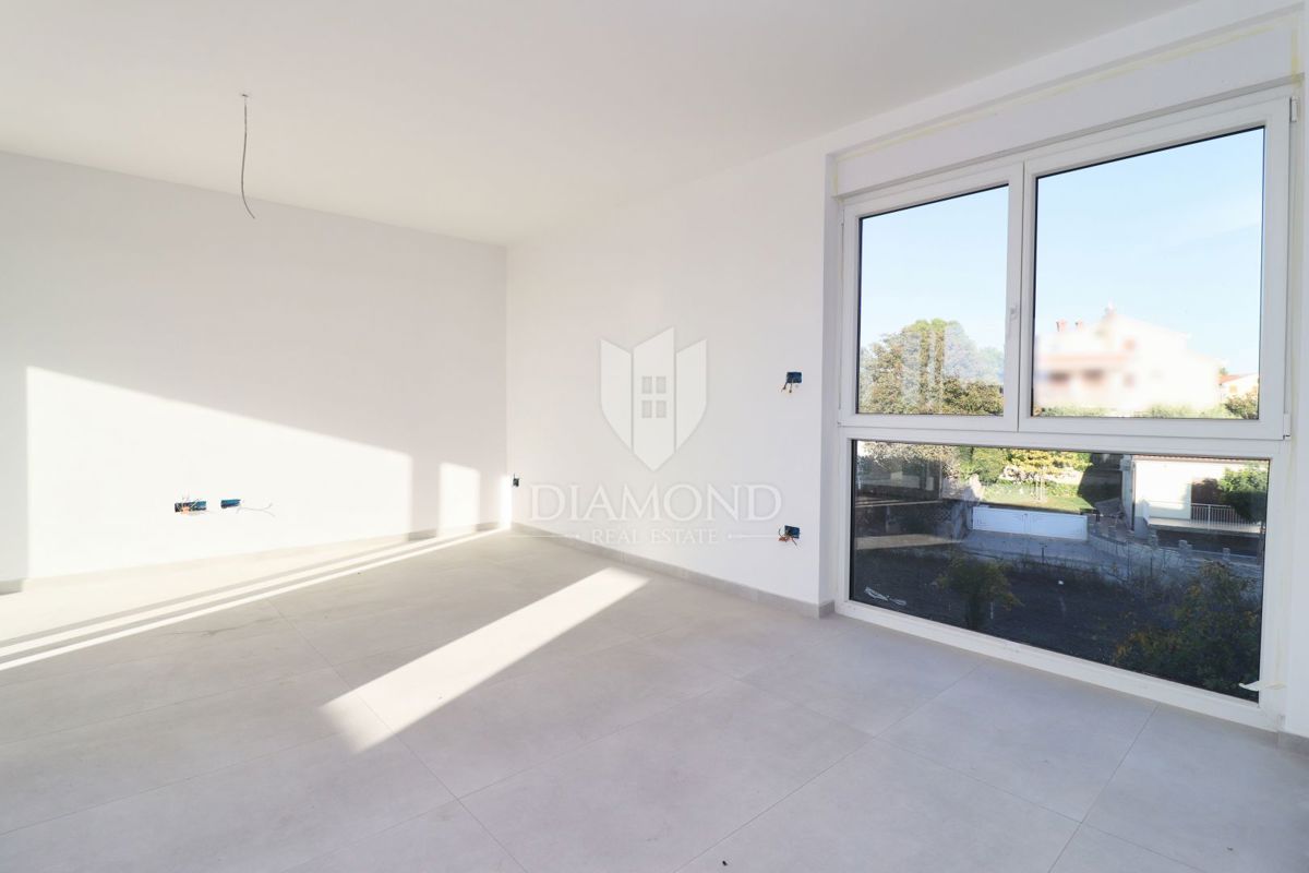 Poreč – novo zgrajeno stanovanje z vrtom