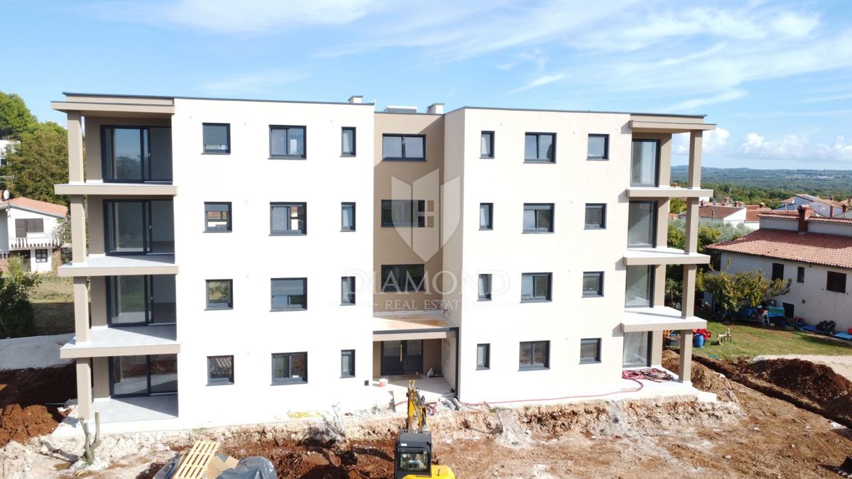 Poreč – novo zgrajeno stanovanje z vrtom