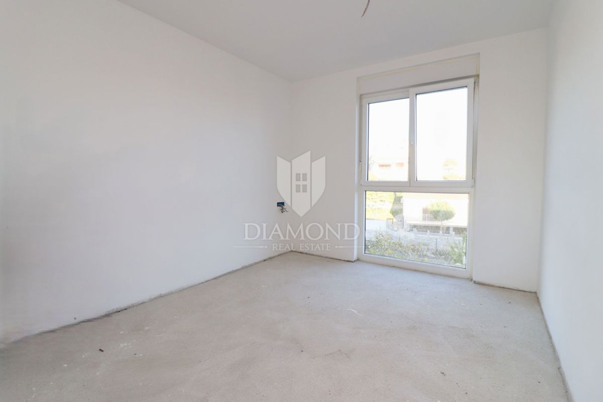 Poreč – novo zgrajeno stanovanje z vrtom