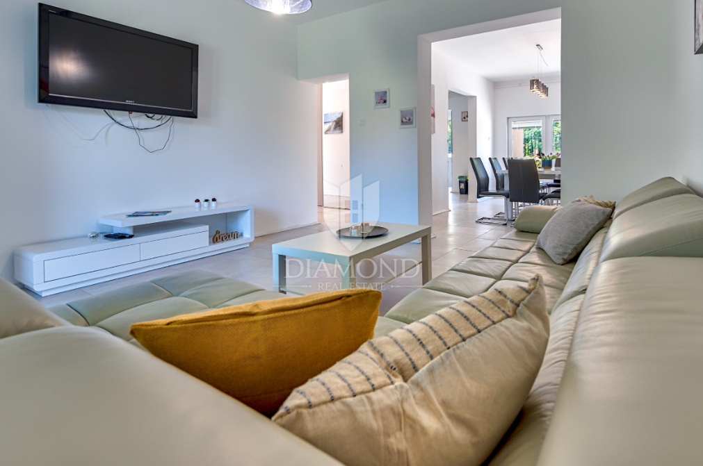 Prostorna hiša z bazenom v Ližnjanu