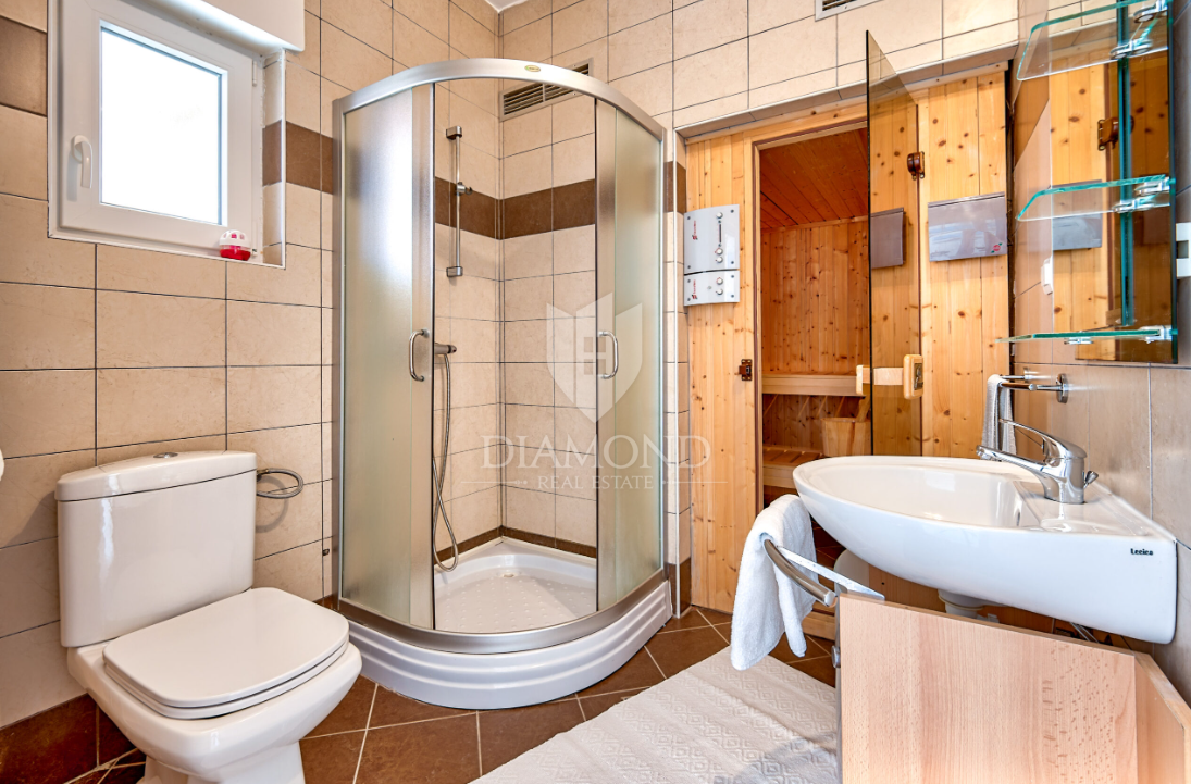 Prostorna hiša z bazenom v Ližnjanu