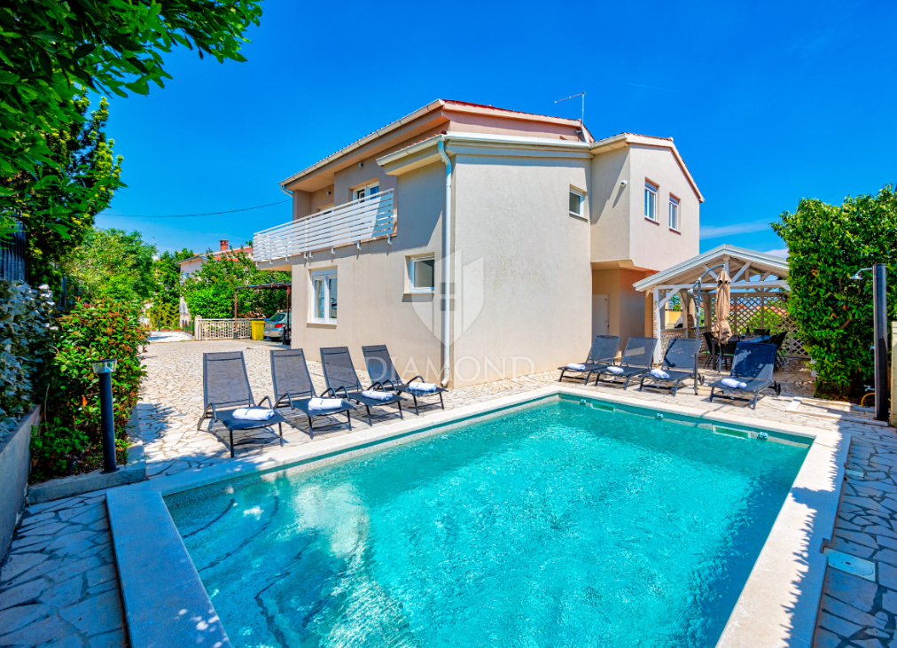 Prostorna hiša z bazenom v Ližnjanu