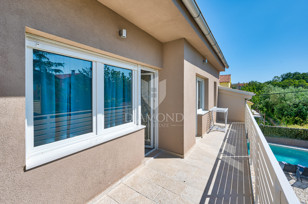 Prostorna hiša z bazenom v Ližnjanu