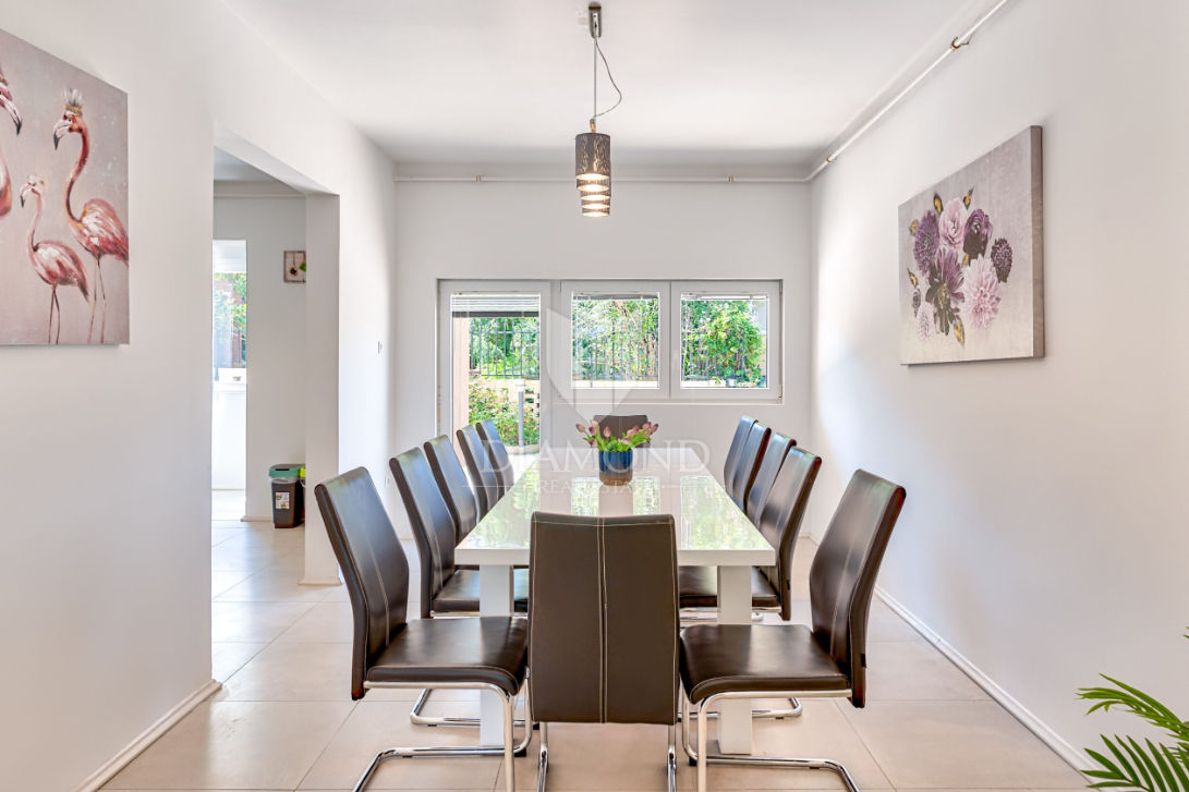 Prostorna hiša z bazenom v Ližnjanu