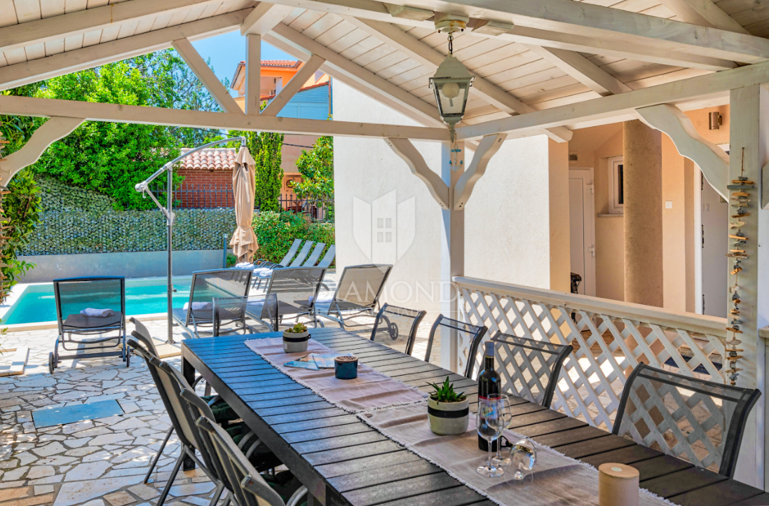 Prostorna hiša z bazenom v Ližnjanu