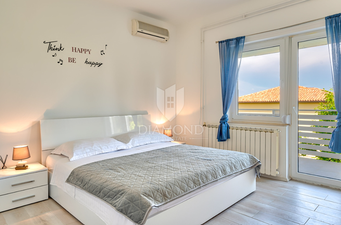 Prostorna hiša z bazenom v Ližnjanu