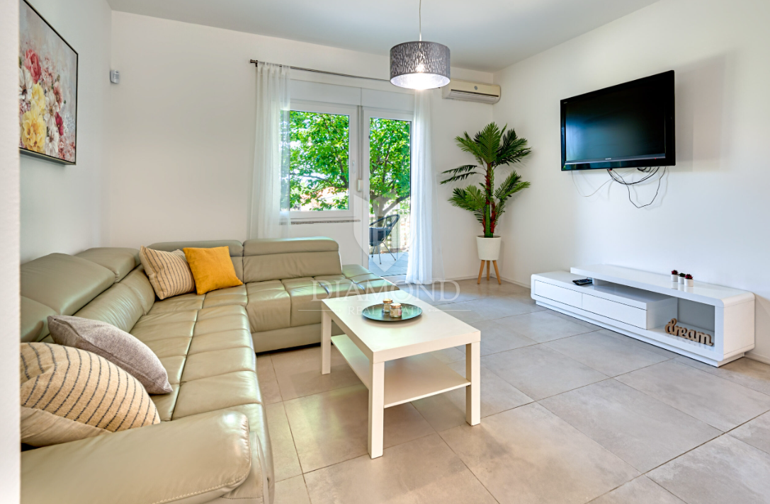 Prostorna hiša z bazenom v Ližnjanu