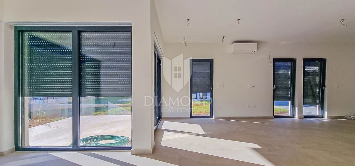 Novigrad, okolica, nova hiša 400 metrov od morja!