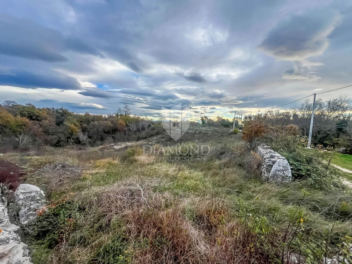 Gradbeno zemljišče s projektom v bližini Vodnjana