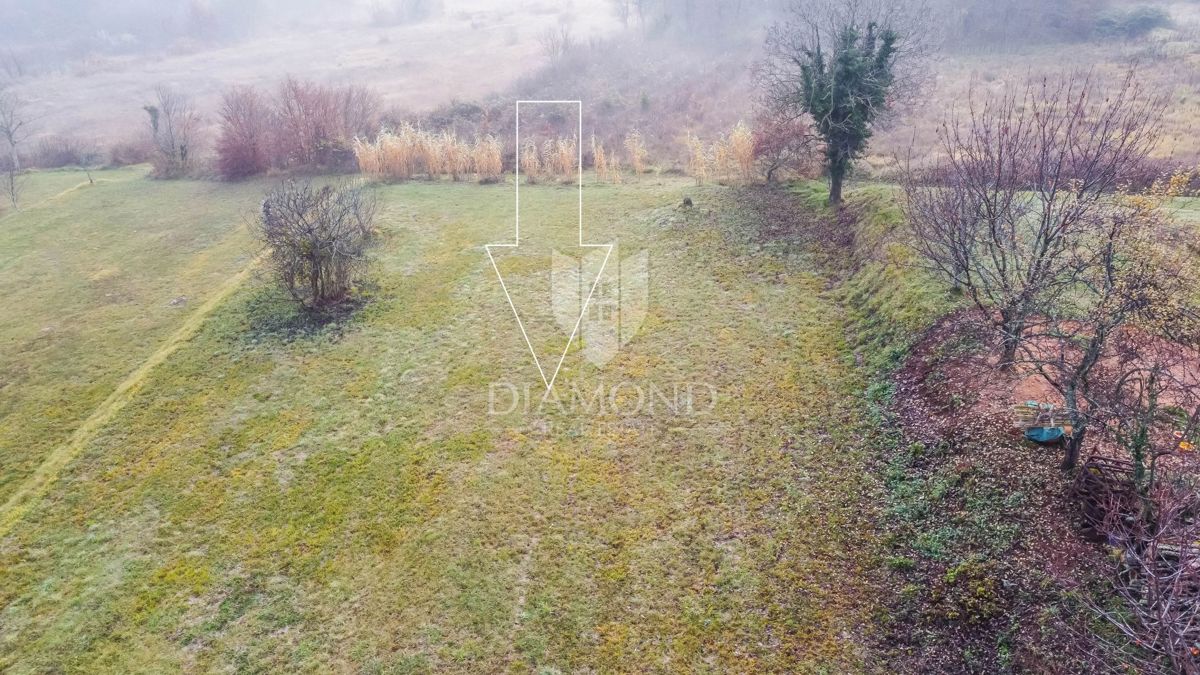 Motovun, primerno gradbeno zemljišče za vaš dom v Istri!