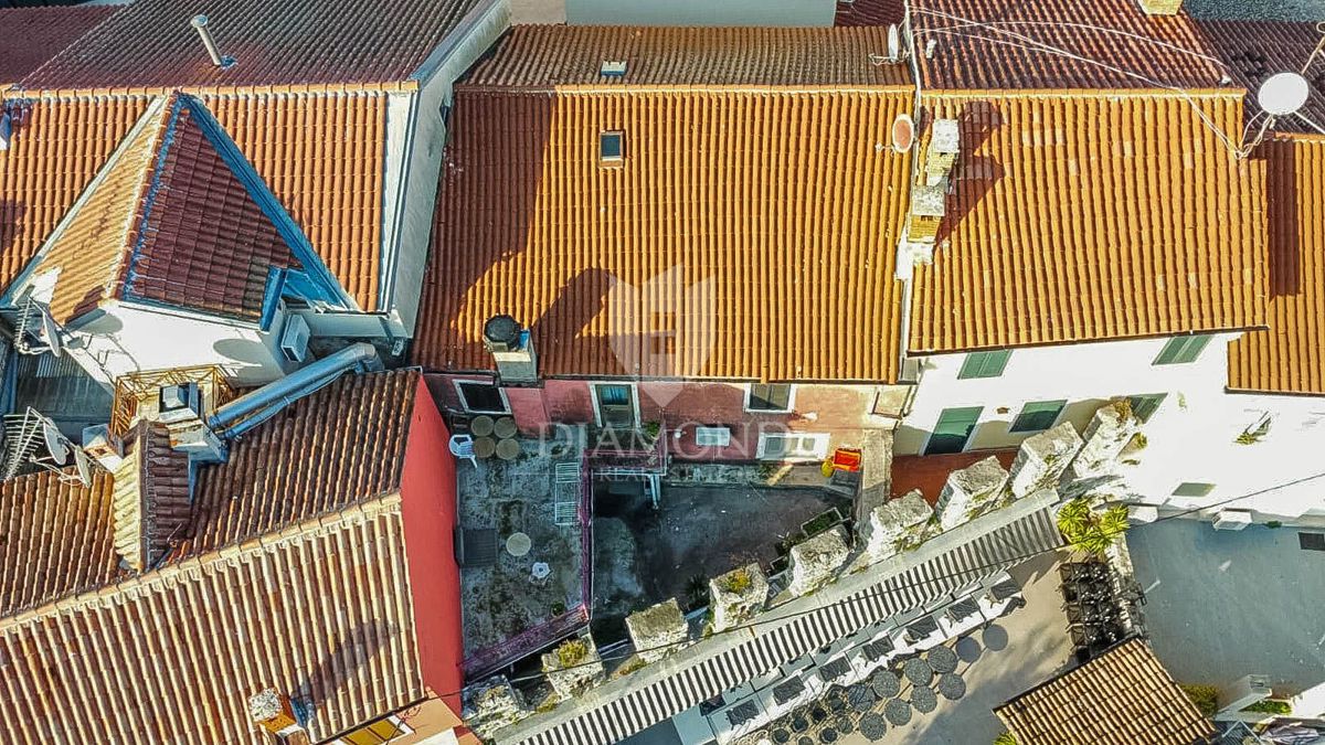 Novigrad, hiša v starem mestnem jedru 252 m2