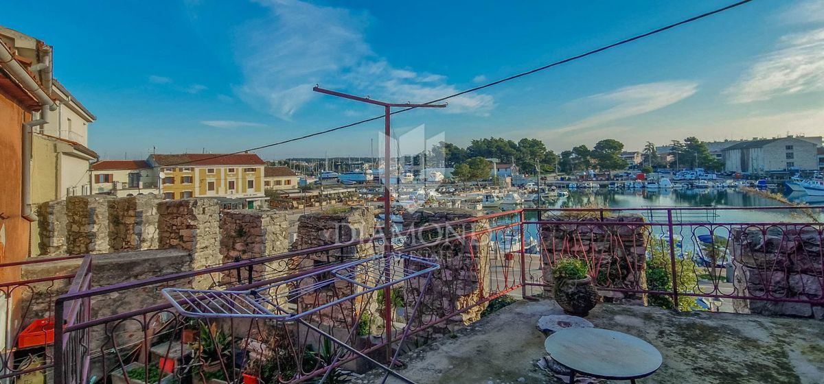 Novigrad, hiša v starem mestnem jedru 252 m2