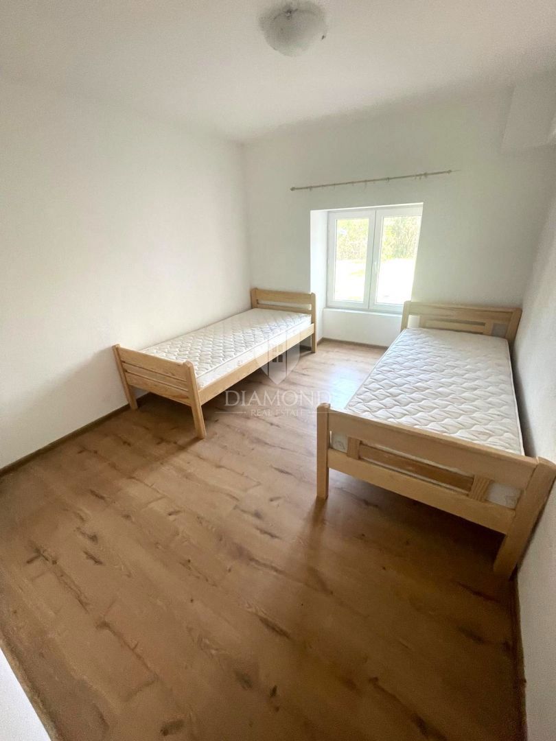 Poreč – stanovanje z velikim vrtom v mirnem okolju