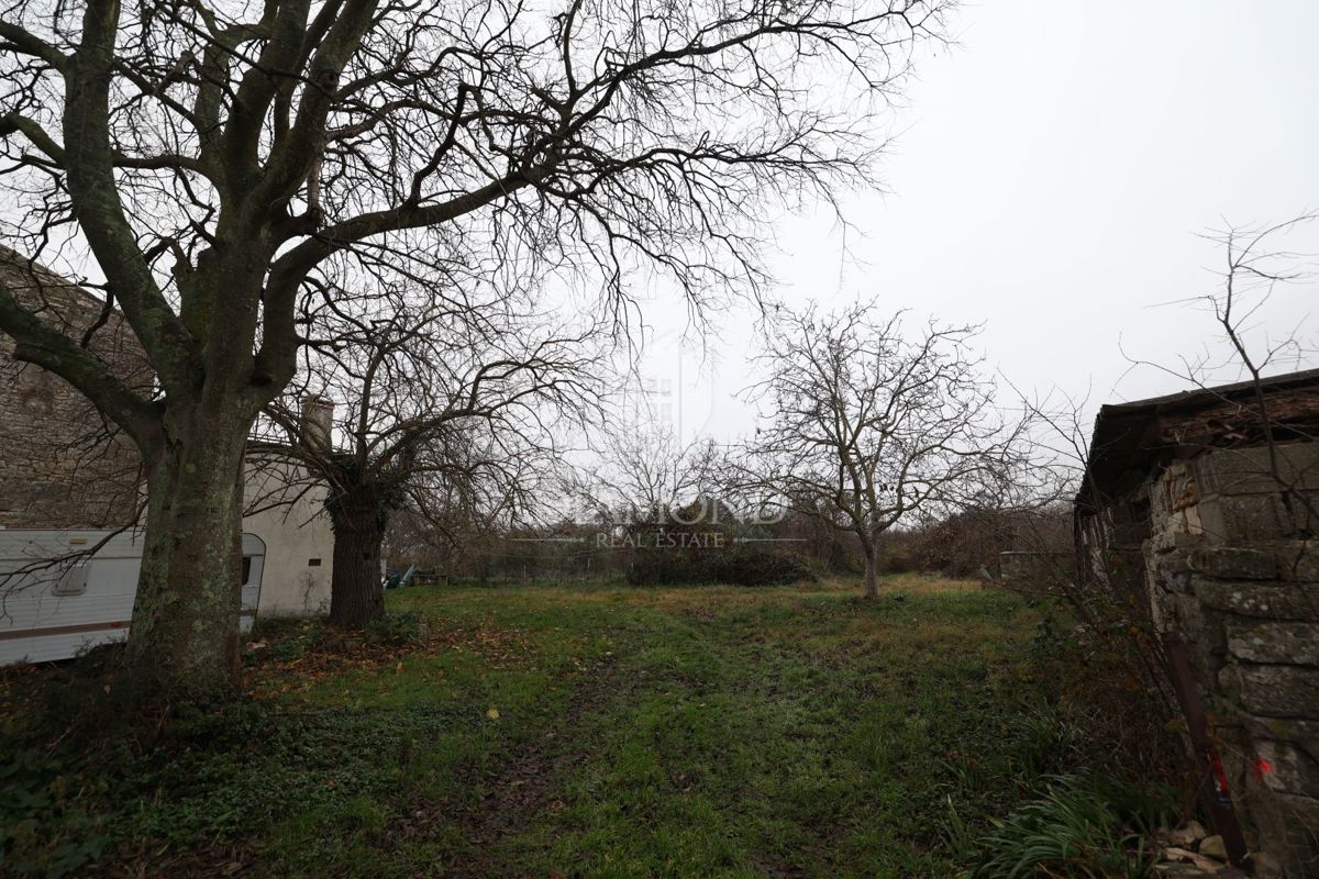 Bale, okolica, kamnita hiša za adaptacijo z velikim dvoriščem