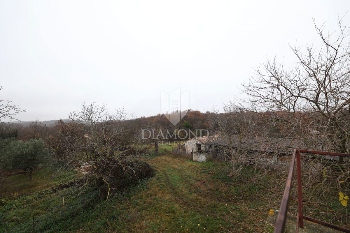 Bale, okolica, kamnita hiša za adaptacijo z velikim dvoriščem