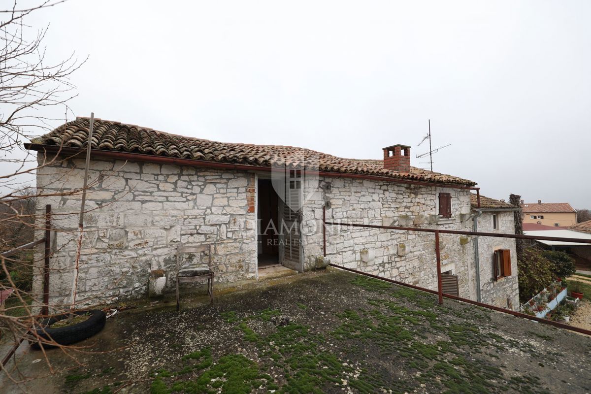 Bale, okolica, kamnita hiša za adaptacijo z velikim dvoriščem
