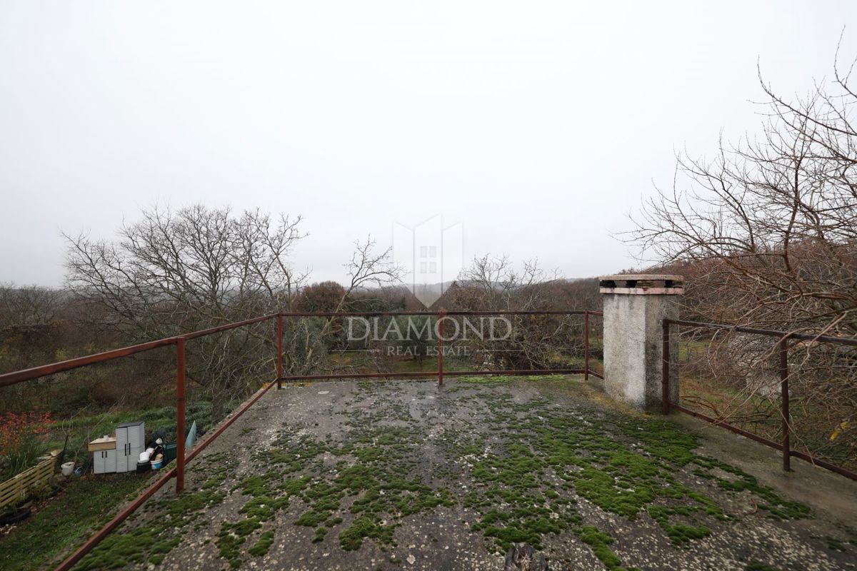 Bale, okolica, kamnita hiša za adaptacijo z velikim dvoriščem