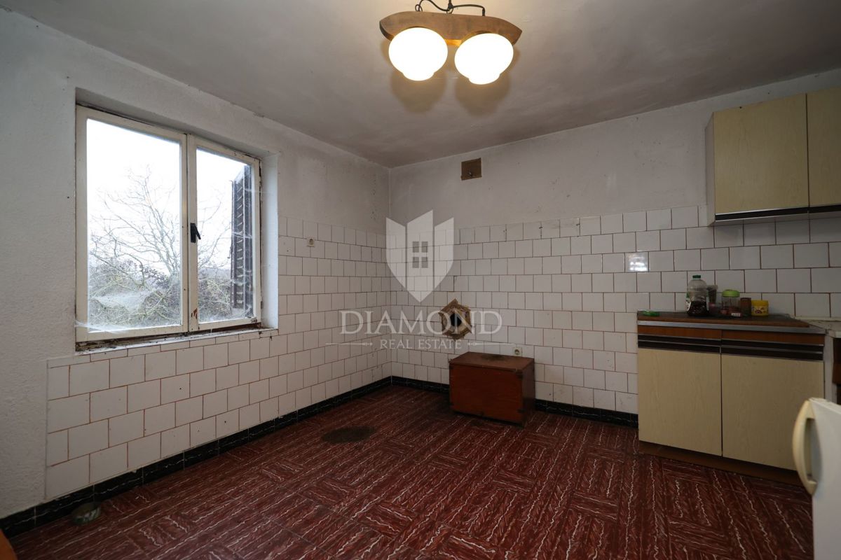 Bale, okolica, kamnita hiša za adaptacijo z velikim dvoriščem