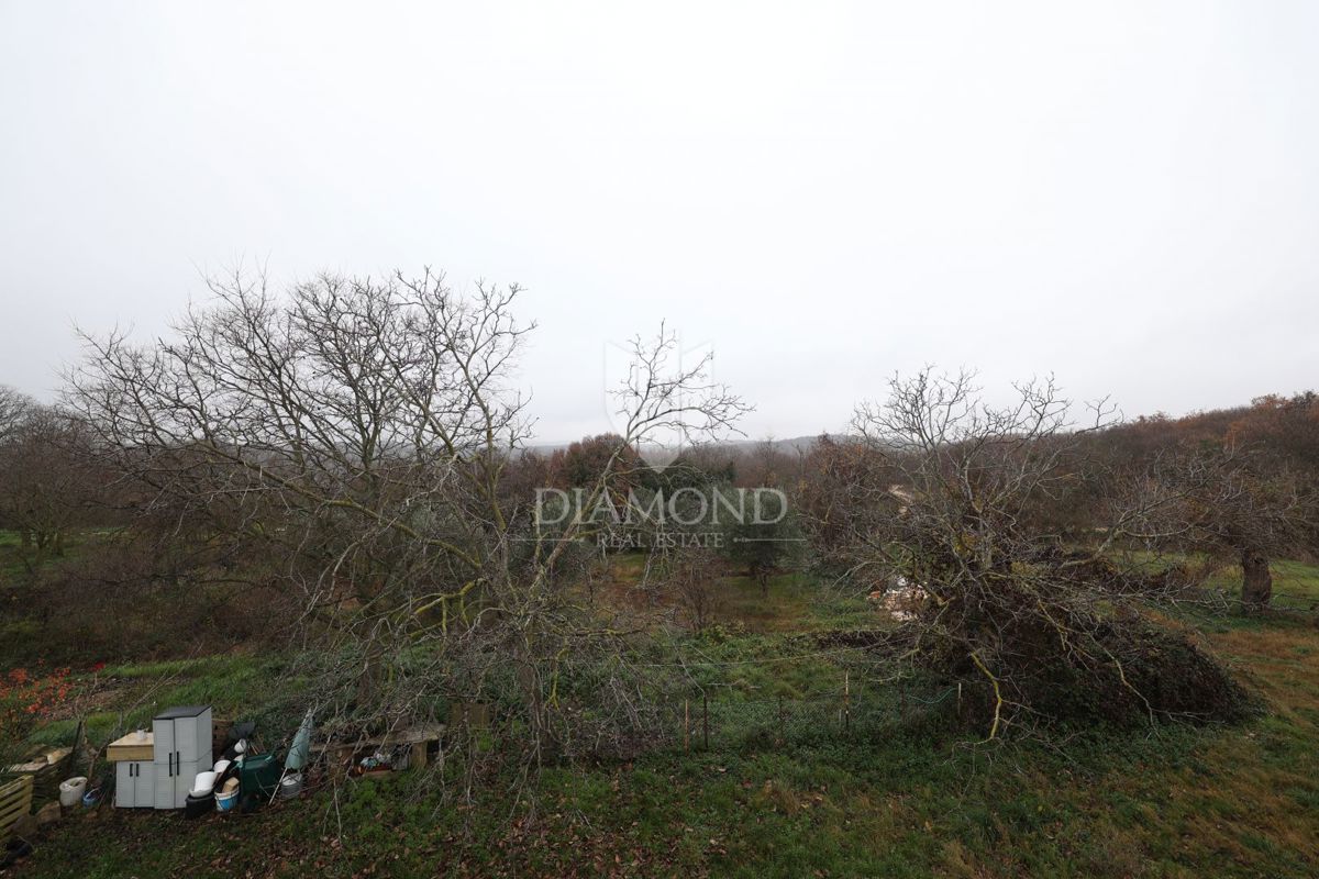 Bale, okolica, kamnita hiša za adaptacijo z velikim dvoriščem