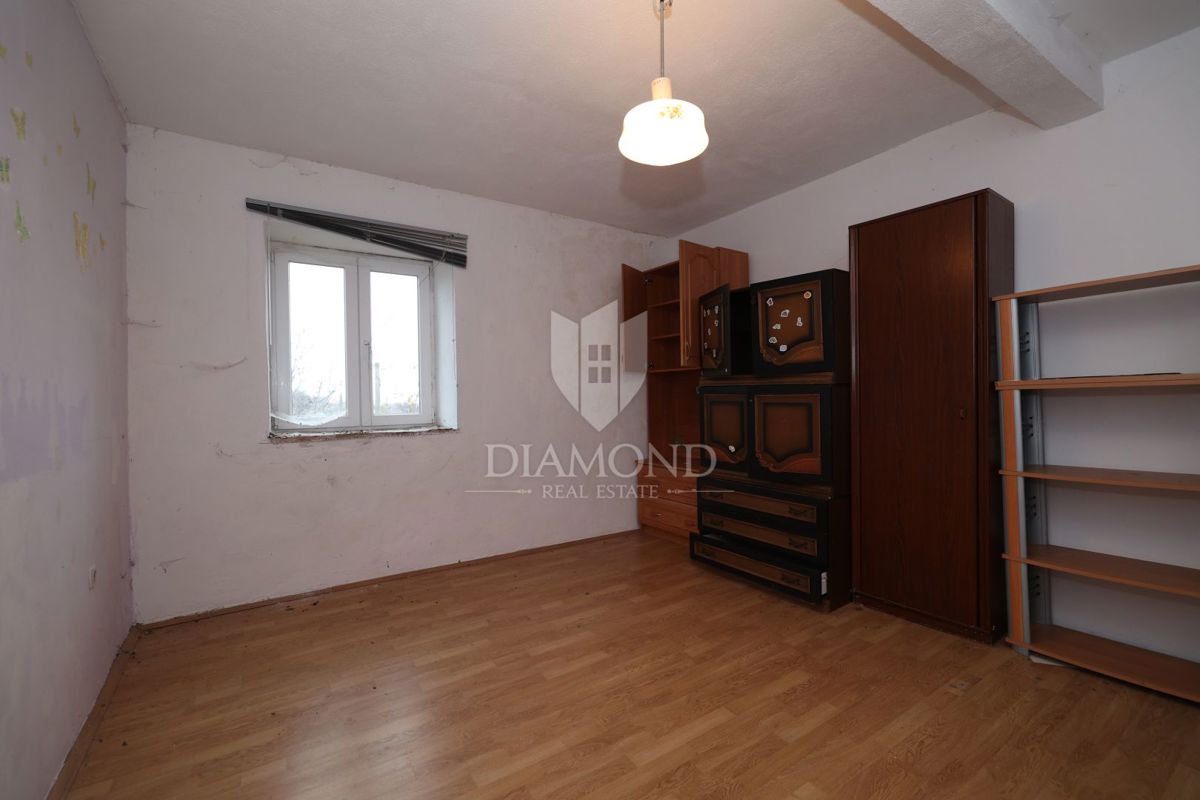 Bale, okolica, kamnita hiša za adaptacijo z velikim dvoriščem